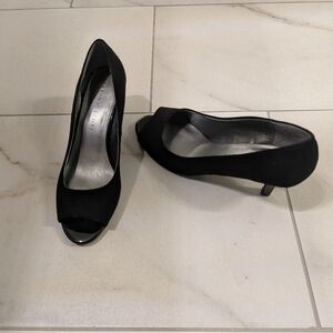 Karen Scott Elegant Black Peep-Toe Heels